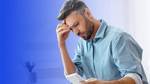Mężczyzna patrzący na ekran telefonu