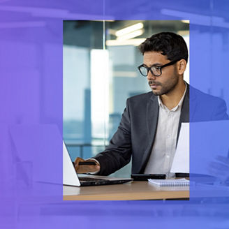 Mężczyzna przed ekranem komputera