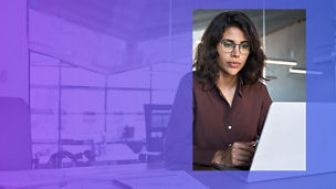 Kobieta przed ekranem laptopa