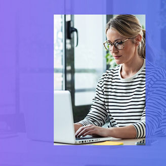 Kobieta pracująca na laptopie