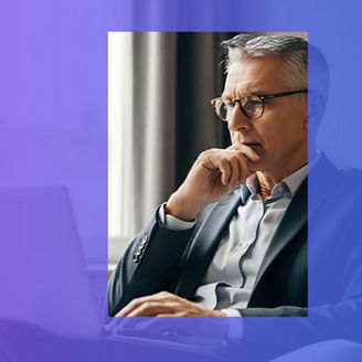 Mężczyzna przed ekranem komputera