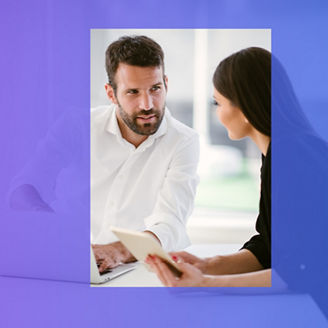 Mężczyzna i kobieta czytający dokumenty