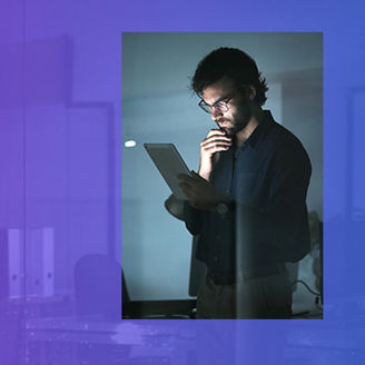 Mężczyzna przed ekranem komputera