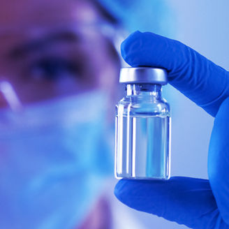 Kobieta w laboratorium trzymająca ampułkę