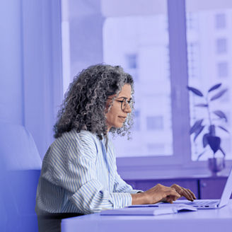 Kobieta przed ekranem monitora