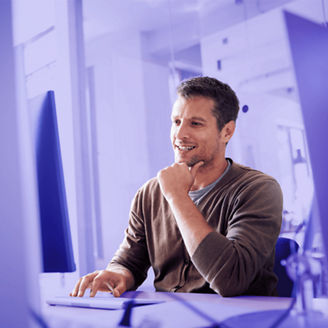 Mężczyzna przed ekranem monitora