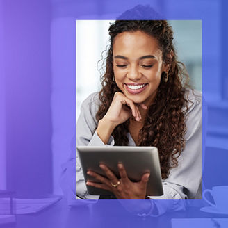 Kobieta przed ekranem laptopem