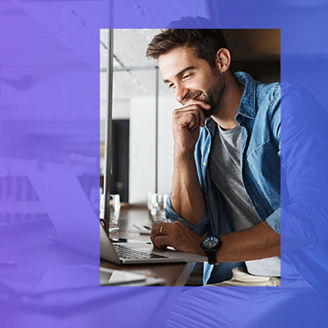 Mężczyzna przed ekranem komputera