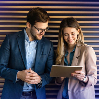 Mężczyzna i kobieta przed ekranem laptopa