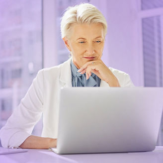 Kobieta przed ekranem monitora