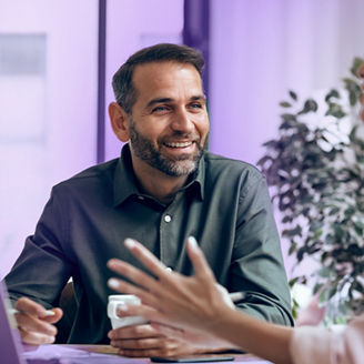 Mężczyzna na spotkaniu