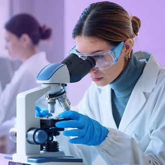 Kobieta korzystająca z mikroskopu
