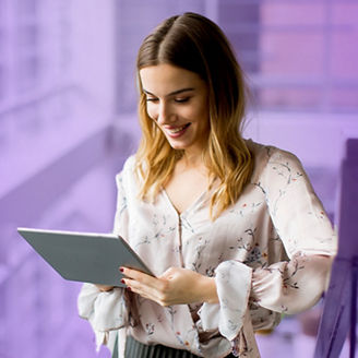 Kobieta trzymająca tablet w dłoniach