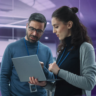 Mężczyzna i kobieta przed ekranem laptopa