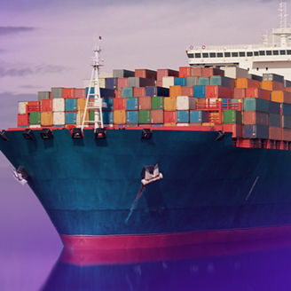 Kontenerowiec płynący po oceanie