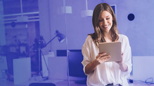 kobieta przed ekranem laptopa