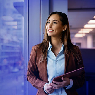 Kobieta patrząca przez okno