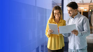 Kobieta i mężczyzna na spotkaniu biznesowym