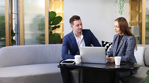 mujer trabajando en laptop