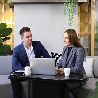 Kobieta i mężczyzna dyskutują w biurze