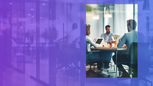 Mężczyzna siedzący na spotkaniu w biurowcu