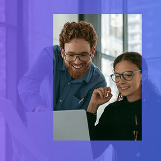 Kobieta i mężczyzna patrzący w ekran tableta