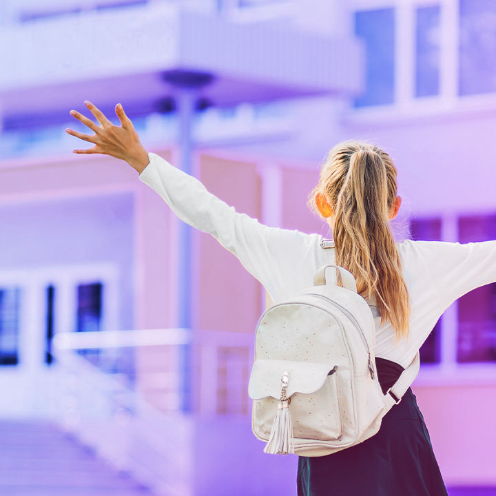 Dziewcznka z plecakiem