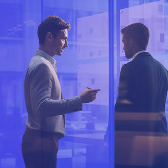 Dwóch mężczyzn dyskutujących w pracy