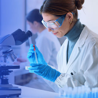 Kobieta przed ekranem monitora