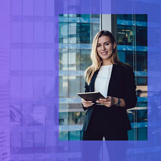 Kobieta na tle wieżowca