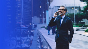 Mężczyzna stojący przy ruchliwej ulicy rozmawiający przez telefon