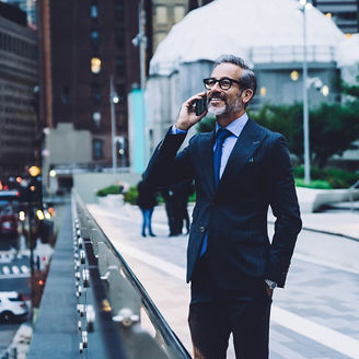 Mężczyzna przed ekranem komputera