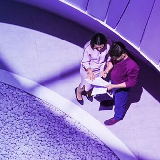 Mężczyzna i kobieta czytający dokument