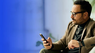 Mężczyzna sprawdzający informacje na telefonie