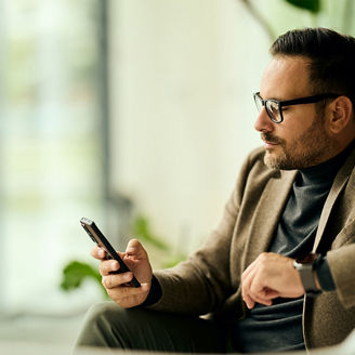 Mężczyzna przed ekranem komputera