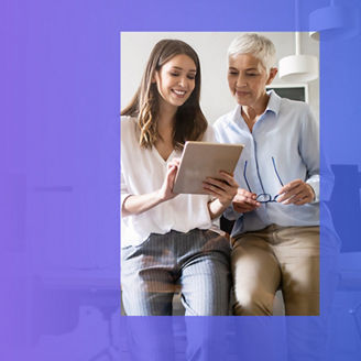 Kobiety przeglądające dokumenty na tablecie