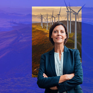 Kobieta na tle pola z wiatrakami