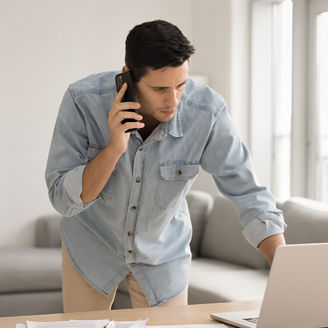 Kobieta i mężczyzna dyskutują w biurze