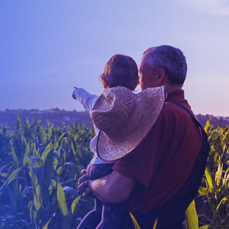 Mężczyzna trzymająca dziecko na rękach