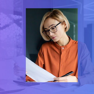 Kobieta czytająca dokumenty