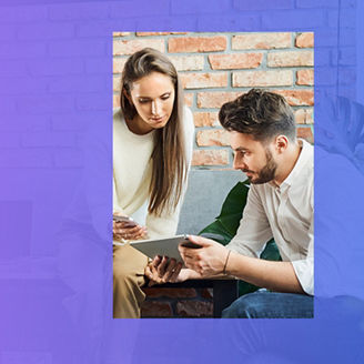 Kobieta i mężczyzna czytający dokumenty