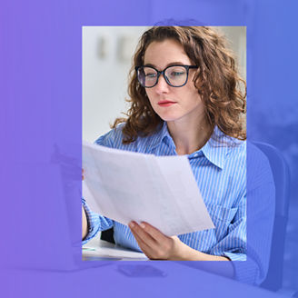 Kobieta czytająca dokumenty