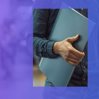 Mężczyzna trzymający teczkę z dokumentami