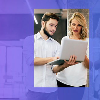 Mężczyzna i kobieta przed ekranem monitora 