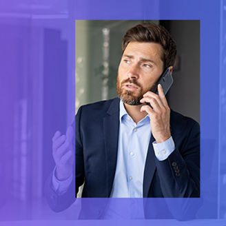 Mężczyzna rozmawiający przez telefon w biurze