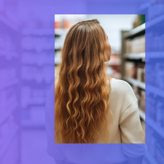 Kobieta w alejce w sklepie