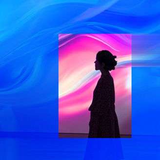 Kobieta na tle ekranu