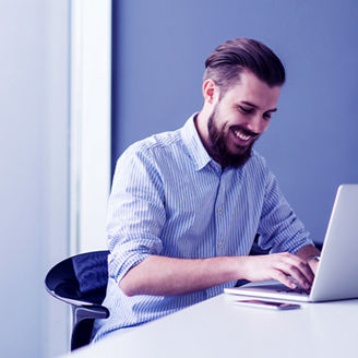 Mężczyzna przy biurku z laptopem