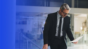 Mężczyzna czytający dokumenty