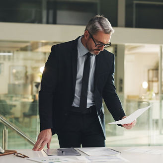 Mężczyzna przed ekranem komputera